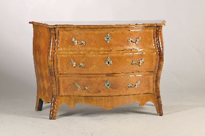 Kommode, um 1740/50, Rüster-Ulmenfurnier, wohl Schweden, 3 Schubladen, gebauchte Form, seitlich mit Rautenintarsien, Messingbeschläge, Schellack ...