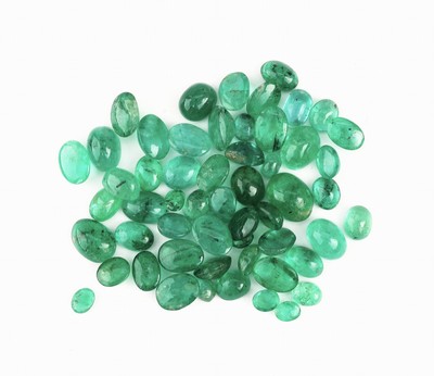 Lot lose Smaragde, zus. ca. 30.15 ct, Cabochons in versch. Größen, Formen und Farbnuancen, Ausfassware