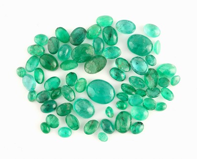 Lot lose Smaragde, zus. ca. 33.00 ct, Cabochons in versch. Größen, Formen und Farbnuancen, Ausfassware