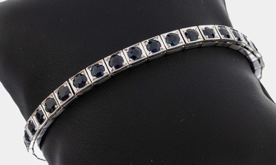 18 kt Gold Saphir-Armband, WG 750/000, 36 rundfacett. Saphire zus. ca. 8.0 ct, L. ca. 18 cm, Kastenschloss mit Sicherheitsbügel, ca.19.1 g