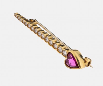 18 kt Gold Rubin-Brillant-Brosche, GG 750/000, facett. Rubin-Herz ca. 1.0 ct, 16 Brillanten im Verlauf ca. 0.25 ct feines Weiß-Weiß/vs-si, L. ca. ...