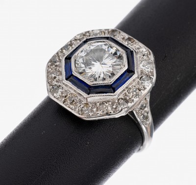 Platin Art Deco Diamant-Saphir-Ring, um 1925-30er Jahre, Pt, oktogonaler Ringkopf, mittig Brillant ca. 1.25 ct Weiß/si1, umgeben von 8 facett. ...