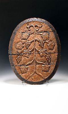 Fassboden, deutsch, um 1920, Eiche, geschnitzt mit Weinlaub und -trauben, ca. 67x52cm
