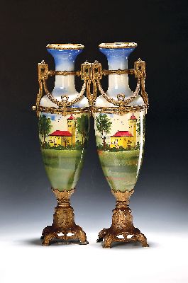 Paar Vasen, wohl Frankreich um 1900, Keramik bunt dekoriert mit Landschaft und Kapelle, Metallmontierung, H. je ca. 51cm