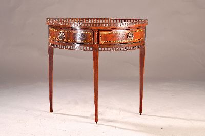 Kleine Demi-Lune Konsole, Niederlande, um 1900, Mahagonifurnier, mit zwei zur Seite aufklappenden Viertelkreisschüben, ca. 75 x 80 x 40 cm, EZ 2