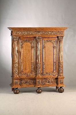 Dielenschrank, deutsch, um 1920-30, Renaissancestil, Eiche, mit aufgelegten Schnitzereien von Rocaillen, Blumen und Palmetten, kannelierte ...