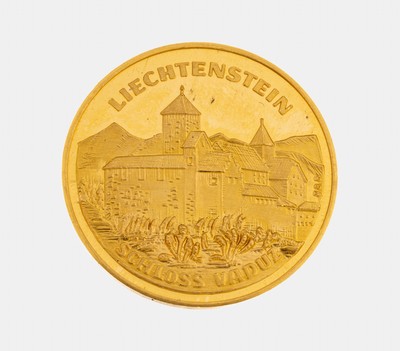 Goldmedaille "Liechtenstein", GG 986/000, AV: Ansicht Schloss Vaduz, RV: Wappen der elf Gemeinden Liechtensteins, ca. 9.9 g