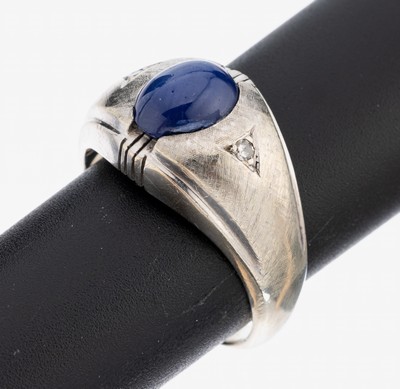 14 kt Gold Saphir-Diamant-Ring, WG 585/000,part. sat., ovaler Sternsaphir-Cabochon, vermutl. Synthese, Stein besch., 2 8/8- Diamanten zus. ca. 0.02 ...