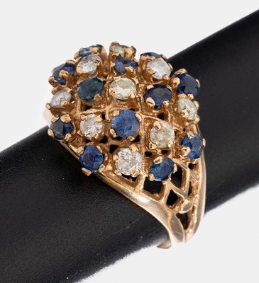 14 kt Gold Brillant-Saphir-Ring, GG 585/000, 9 Brillanten zus. ca. 0.45 ct get.Weiß/p, 12 rundfacett. Saphire zus. ca. 0.60 ct, RW 69, ca. 7.6 g