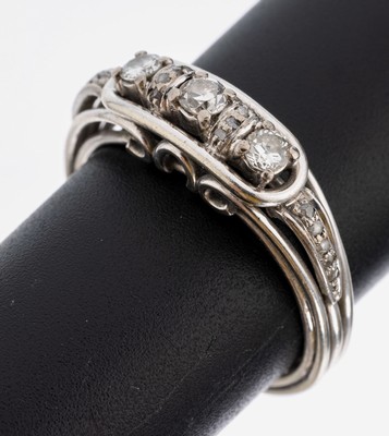 14 kt Gold Diamant-Ring, WG 585/000 gepr., mittig 3 Altschliffdiamanten zus. ca. 0.35 ct Weiß/p, 10 Diamantrosen zus. ca. 0.06 ct Weiß/p, RW 64, ...