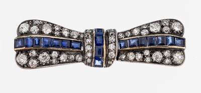 14 kt Gold und Silber Diamant-Saphir-Brosche, um 1900, GG 585/000 und Silber gepr., Darstellung einer Schleife, 48 in Silber gefasste ...