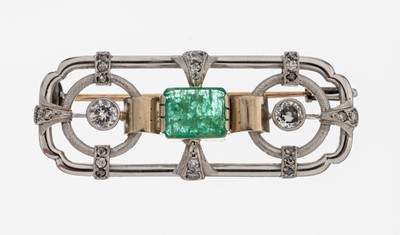 Platin Smaragd-Diamant-Brosche, 1930er Jahre, Pt gepr., geometrisch, mittig Smaragd im Emerald Cut ca. 1.80 ct, 2 Brillanten und 20 ...