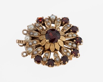 9 kt Gold Granat-Perl-Kettenschließe, GG 375/000, stil. Blüte, 9 rundfacett. Granate, kl. Saatperlen, für 3-rhg. Perlenkette, D. ca.2.4 cm, ca. ...