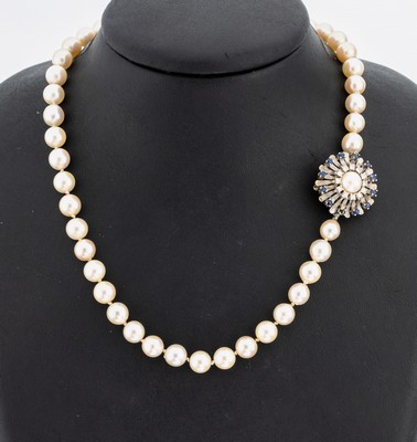Zuchtperl-Collier mit 14 kt Gold Saphir- Brillant-Schließe, WG 585/000, überlang, Akoyazuchtperlen, D. ca. 7.3-8.2 mm, Schließe mit 11 ...
