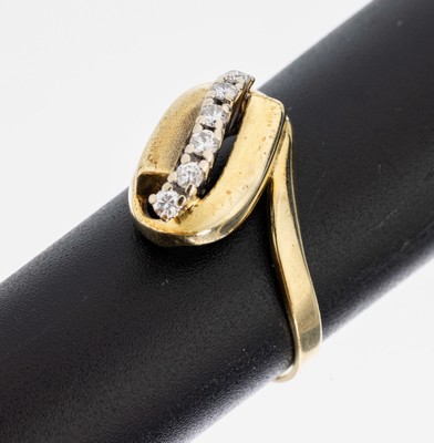 14 kt Gold Brillant Ring, GG/WG 585/000, ovaler Ringkopf bes. mit in WG gefassten 6 Brillanten zus. ca. 0.25 ct (grav.) Weiß/si, RW 58, ca. 4.6 g, ...