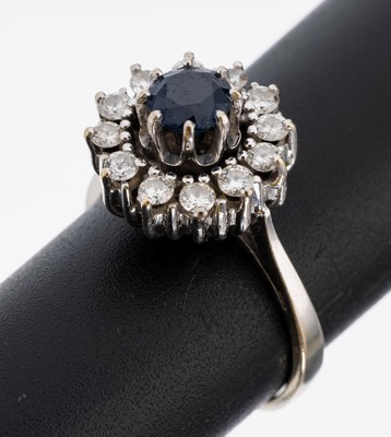14 kt Gold Saphir Brillant Ring, WG 585/ 000, mittig rundfacett. Saphir ca. 1.0 ct, umgeben von 12 Brillanten zus. ca. 0.55 ct Weiß/p, RW 55, ca. ...