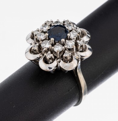 14 kt Gold Saphir Diamant Ring, WG 585/000,hoch aufgebauter blütenf. Ringkopf, bes. mit einem rundfacett. Saphir ca. 1.0 ct, umgeben von 8 ...