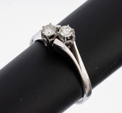 18 kt Gold Brillant Ring, WG 750/000, bes. mit 2 Brillanten zus. ca. 0.30 ct (grav.) Weiß/si, RW 61, ca. 3.9 g
