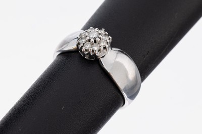 14 kt Gold Brillant Ring, WG 585/000, blütenf. Ringkopf bes. mit 9 Brillanten zus. ca. 0.21 ct Weiß/vs, RW 50, ca. 3.3 g, Meistermarke unged.