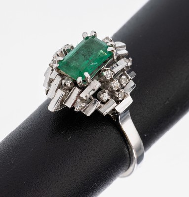 18 kt Gold Smaragd Brillant Ring, WG 750/ 000, hoch aufgebauter Ringkopf, bes. mit einemfacett. Smaragd ca. 1.05 ct, z.T. mit kl. Diamantbesatz zus. ...