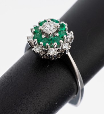 18 kt Gold Smaragd Brillant Ring, WG 750/ 000, in 3 Ebenen aufgebaut bes. mit einem Brillant ca. 0.20 ct Weiß/vs, umgeben von 8 rundfacett. ...