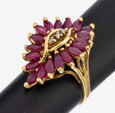 18 kt Gold Rubin Diamant Ring, GG 750/000, navettef. Ringkopf bes. mit 20 facett. Rubin- navettes zus. ca. 3.50 ct, mittig 3 8/8- Diamanten zus. ca. ...