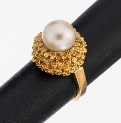 18 kt Gold Perl-Ring, GG 750/000, runder Ringkopf, strukt., Akoyazuchtperle, D. ca. 9 mm, RW 51, ca. 8.6 g