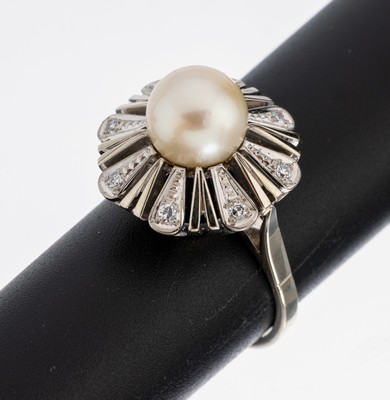14 kt Gold Perl-Diamant-Ring, WG 585/000, mittig Akoyazuchtperle, D. ca. 9.1 mm, 8 8/8- Diamanten zus. ca. 0.16 ct Weiß/si, RW 62, ca.8.2 g