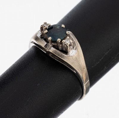 14 kt Gold Saphir-Diamant-Ring, WG 585/000,mittig rundfacett. Saphir ca. 0.40 ct, 2 8/8-Diamanten zus. ca. 0.05 ct Weiß/si, RW 56,ca. 3.1 g