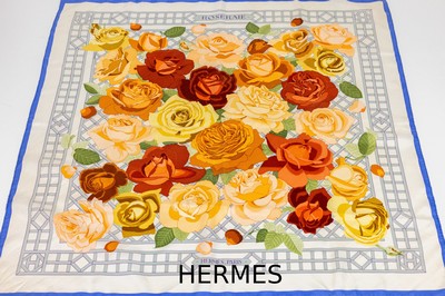 HERMES Seidencarree, 100% Seide, "Roseraie", elfenbeinfarb. Grund, blauer Rand, Rosen in Gelb-, Rot- und Orangetönen, Rand hand- ...