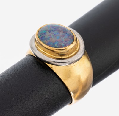 18 kt Gold Opal-Ring, GG/WG 750/000, ovale Opal-Triplette, RW 53, ca. 8.4 g, Meistermarke unged.