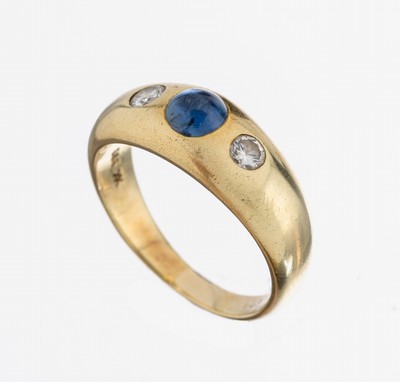 14 kt Gold Saphir-Brillant-Ring, GG 585/000, mittig runder Saphir-Cabochon ca. 0.40 ct, 2 Brillanten zus. ca. 0.10 ct Weiß/si, RW 55, ca. 6.2 g