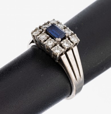 18 kt Gold Saphir-Brillant-Ring, WG 750/000, mittig facett. Saphir-Baguette ca. 0.30 ct, 10 Brillanten zus. ca. 0.45 ct Weiß/si, RW 52, ca. 5.7 g