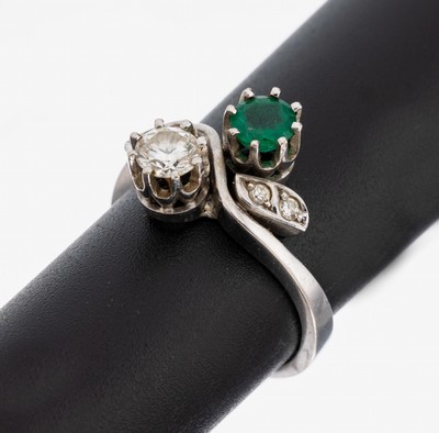 14 kt Gold Smaragd-Diamant-Ring, WG 585/000, 1 rundfacett. Smaragd ca. 0.35 ct, 1 Brillant ca. 0.40 ct Weiß/vs2, 4 8/8-Diamantenzus. ca. 0.04 ct ...