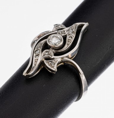 14 kt Gold Diamant-Ring, WG 585/000, geschwungener Ringkopf, 1 Brillant und 10 Diamantrosen zus. ca. 0.14 ct Weiß/p, RW 54, ca. 3.5 g
