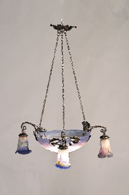 Deckenlampe, Muller Fres, Luneville, 1920er Jahre, Eisenfassung mit vier Brennstellen, eine große Mittelschale und drei Glocken, Schichtglas, mit ...