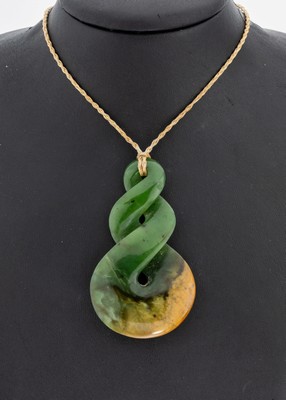 Pikorua, aus einem Stück Nephrit geschnitten und geschliffen, typ. Schmuckstückder Maori, symbolisiert Treue und Loyalität, an gedrehtem ...