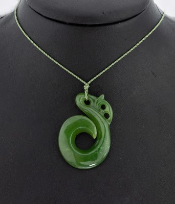 Hei-Matau, aus einem Stück Nephrit geschnitten und geschliffen, typ. Schmuckstückder Maori, stil. Angelhaken, steht für Wohlstand, Fruchtbarkeit ...