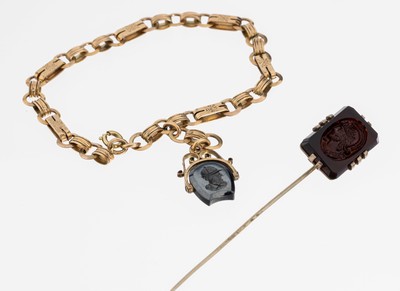 Konvolut mit Intaglios, um 1920, best. aus:1 Armband, Metall verg., L. ca. 19 cm, Federringschließe, bewegl. Abhängung mit hufeisenförmigem ...