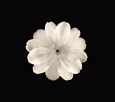 Bergkristall-Blüte, feine Blüte aus einem Stück Bergkristall geschnitten, feine Idar- Obersteiner Schleifarbeit, ca. 3.7 x 3.6 cm