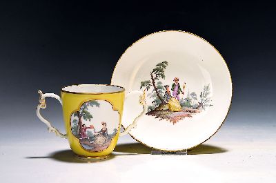 Schokoladentasse mit Untertasse, Meissen, um 1750, Porzellan, teilweise gelber Fond, drei feine Miniaturmalereien von galanten Paaren, Doppelhenkel, ...