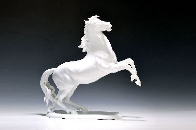 Sehr große Porzellanfigur, Rosenthal, Entwurf Hugo Meisel, 2. Hälfte 20. Jh., steigendes Pferd, weiß, Logo Continental in Blau, ca. 44.5 x 45 x 14 ...