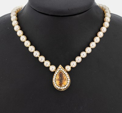 Zuchtperl-Collier mit 14 kt Gold Grossular- Perl-Mittelteil, GG 585/000, Akoyazuchtperlen, D. ca. 6.6-6.9 mm, tropfenf.Mittelteil, facett. ...