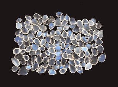 Lot lose Mondsteine, ca. 61.70 ct, tropfenf. Cabochons, versch. Größen