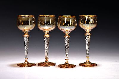 10 Weingläser, wohl Rheinische Glashütte, Köln Ehrenfeld, farbloses Glas, sich nach unten verjüngender Stiel mit eingeschmolzener Fadenspirale, ...