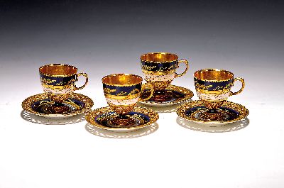 4 Mokkatassen mit Untertassen, Pirkhammer, Böhmen, um 1900/10, Porzellan, partiell kobaltblau und golden staffiert, am Tassenkorpus Durchbrucharbeit ...