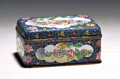 Deckeldose, China, 20. Jh., Emailarbeit, 3 figürliche Szenen in Landschaft bemalt, zwei Kartuschen mit Blumenmalerei, ca. 6 x 12 x 9 cm