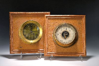 Konvolut Schiffsuhr (USA) und Barometer (England), um 1920, beide auf gerahmten Wandhölzern befestigt, a) Schiffsuhr, massives Messinggehäuse, ...