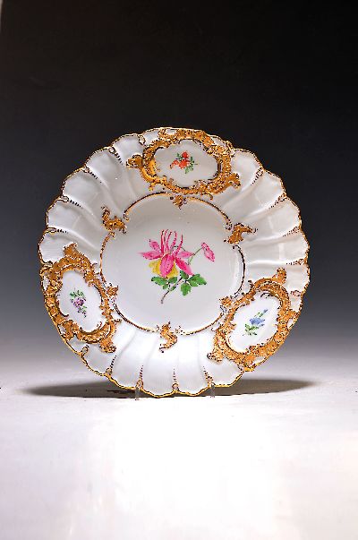 Prunkteller, Meissen, Pfeifferzeit, 2.Wahl, Porzellan, Reliefzierrat, Goldstaffage, Blumenmalerei, D. 29 cm