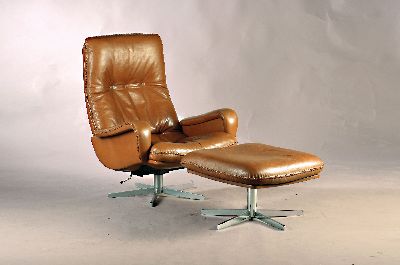 Swivel de Sede, Armlehnsessel mit Ottomane, Lounge-Chair, wohl 70er Jahre, braunes Leder, verchromter Metallfuß, Model DS 231 Sessel 100 x 82 cm, ...